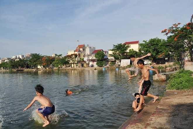 Ao tắm nghìn năm tuổi của trẻ em quanh chùa Thầy