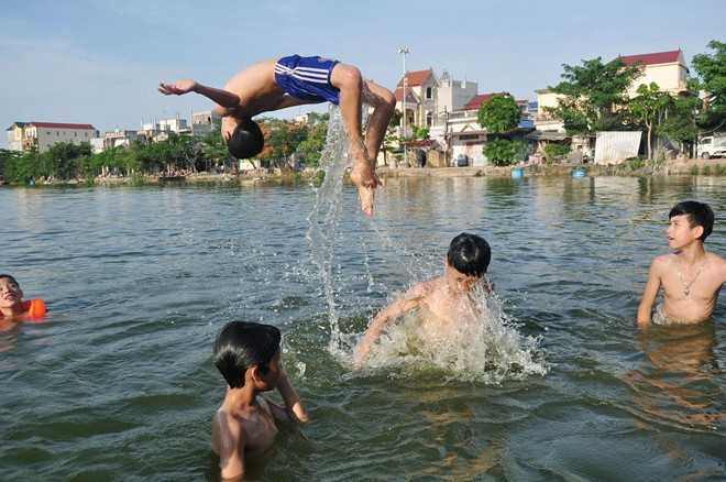 Ao tắm nghìn năm tuổi của trẻ em quanh chùa Thầy