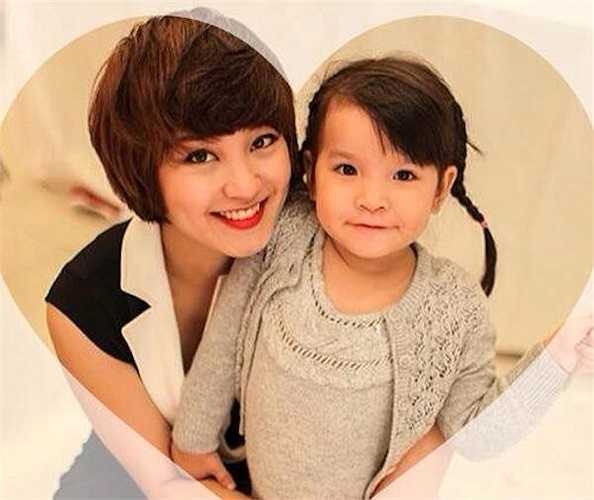 'Công chúa' Bào Ngư nhà Mi Vân mang những đường nét của mẹ. Bào Ngư có một gương mặt bầu bĩnh, đôi mắt sâu và thu hút.