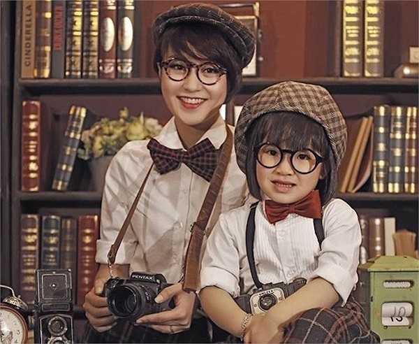 Hiện tại, Bào Ngư đã hơn 3 tuổi. Càng lớn, những nét xinh xắn giống mẹ càng thể hiện rõ. Đôi lúc, Bào Ngư còn làm người mẫu cho shop quần áo của mẹ.