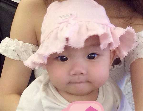 Bạn bè của Huyền Baby nhận xét rằng ngoài đôi mắt hiền lành giống bố thì gương mặt bầu bĩnh, khuôn miệng dễ thương đều mang đậm dấu ấn của mẹ.