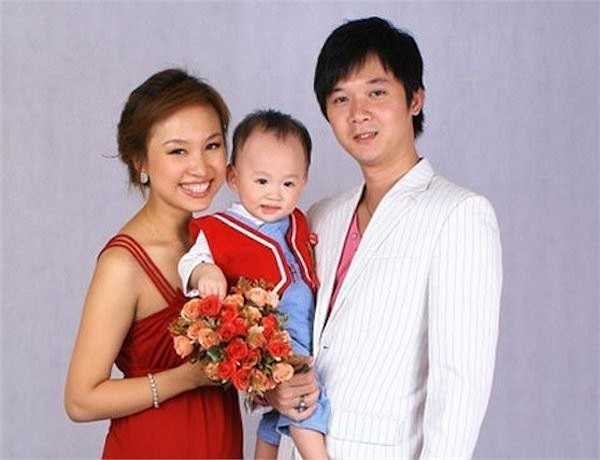 Nhiều người nhận xét cu Bin có nhiều nét bảnh bao và thư sinh giống bố. Tuy nhiên, nụ cười rạng rỡ thì lại giống mẹ tới mức không lẫn vào đâu được.