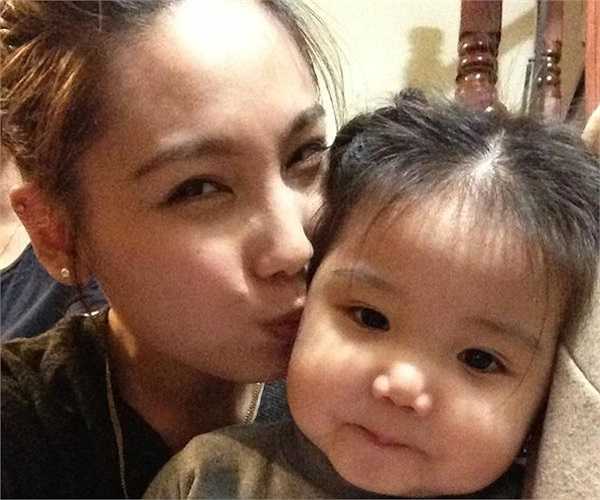 Hồ Linh Chi - con gái của Linh 3B tới nay đã được hơn 3 tuổi. Càng lớn, Chun (tên ở nhà của Linh Chi) càng tỏ ra mình xinh đẹp giống mẹ.