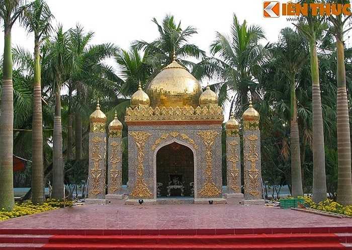 Cung điện được coi là nhà mẫu kiến trúc sứ của công ty do ông Bùi Xuân Hải làm Chủ tịch. Công trình hiện đang trưng bày tại trụ sở công ty, đã có nhiều đơn vị hỏi mua và thuê tuy nhiên công ty chưa chính thức bán lại cho đơn vị nào. 