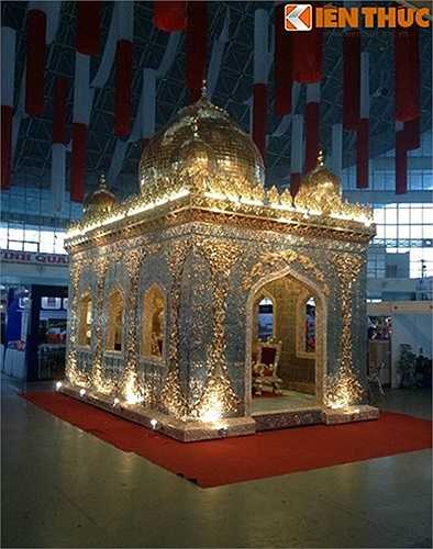Cung điện lấy cảm hứng thiết kế từ Cung điện Tajmahal của Ấn Độ. Toàn bộ hoa văn của cung điện được thiết kế và tạo hình theo phong cách hoa văn đương đại và cổ điển của lối kiến trúc Hồi giáo, kết hợp với vàng tạo nên vẻ đẹp quyền quý. Mục đích của việc xây dựng cung điện này là hiện thực hóa một công trình xa hoa và tầm cỡ như trong trí tưởng tượng 