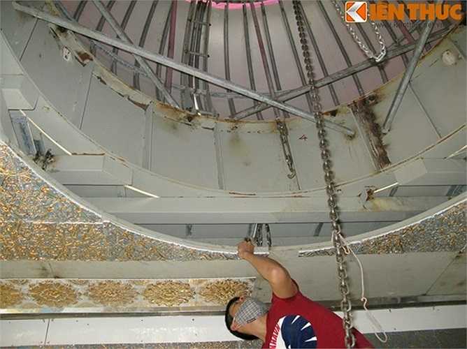 Trong khi bộ phận thiết kế thiết kế hoa văn thì bộ phận xây dựng sẽ dựng khung sườn cung điện (bằng sắt) và bộ phận sản xuất sứ cũng bắt tay vào làm việc. 