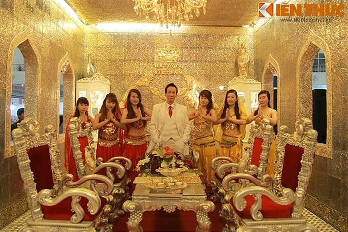 Hiện nay cung điện là nơi thu hút rất nhiều các cặp đôi đến chụp ảnh cưới và cũng từng được nhiều đại gia khác, các lãnh đạo ban ngành tới chiêm ngưỡng. Người dân địa phương cũng rất thích thú với công trình này. Ảnh: Chủ nhân của cung điện vàng (áo trắng)
