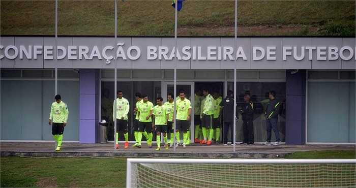 Buổi tập chiều qua của Selecao diễn ra trong thời tiết xấu.