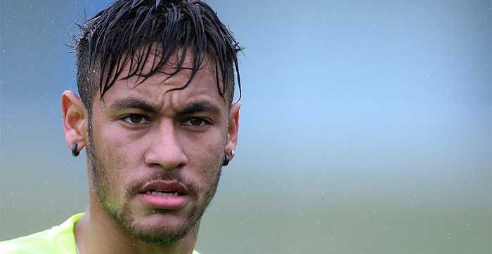 Neymar đầm đìa nước mưa