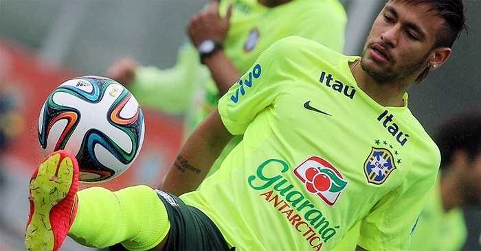 Neymar luôn là tâm điểm của ống kính phóng viên nước chủ nhà.