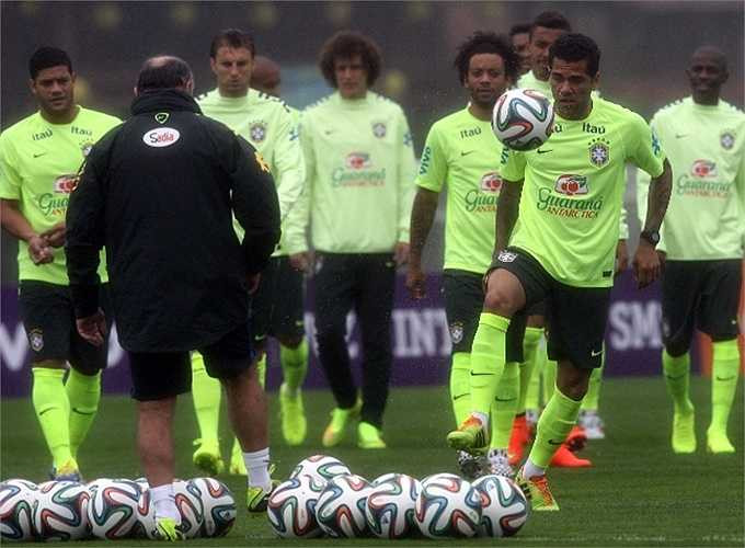 Daniel Alves - đồng đội của Neymar ở CLB Barca.