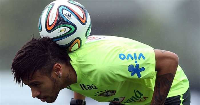 Neymar thể hiện kỹ thuật tâng bóng.