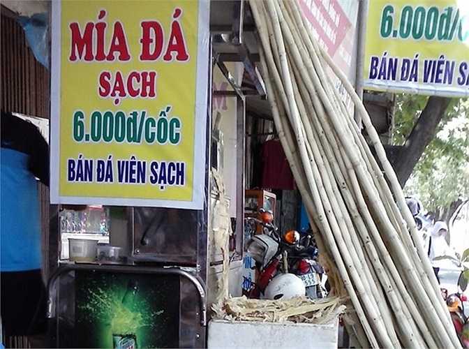 Với giá chỉ 6.000 đến 10.000 đồng/cốc, nước mía thành thức uống giải nhiệt phổ biến ở Hà Nội​ ​.