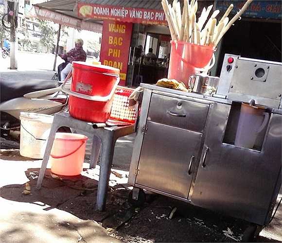 Những cây mía được phơi nắng giữa vỉa hè đầy bụi bặm.