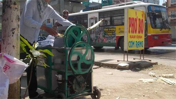Với giá cả phải chăng, chỉ 8.000 đồng/cốc, mỗi ngày chủ quán này bán ra hàng trăm cốc nước mía.
