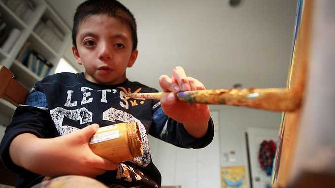 'Câu chuyện của Nem' là cuộc hành trình khám phá thế giới đầy màu sắc, sáng tạo và ngẫu hứng của Nem - tên thật là Hà Đình Chí, một cậu bé sinh ra với hội chứng tự kỷ. Do sức khỏe hạn chế, nhiều khi trong giờ học Nem chạy ra ngoài để giải tỏa căng thẳng