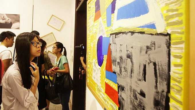 Một bức tranh khổ lớn của Nem được treo trong triển lãm, hầu hết các bức tranh đều được Nem vẽ bằng chất liệu màu acrylic