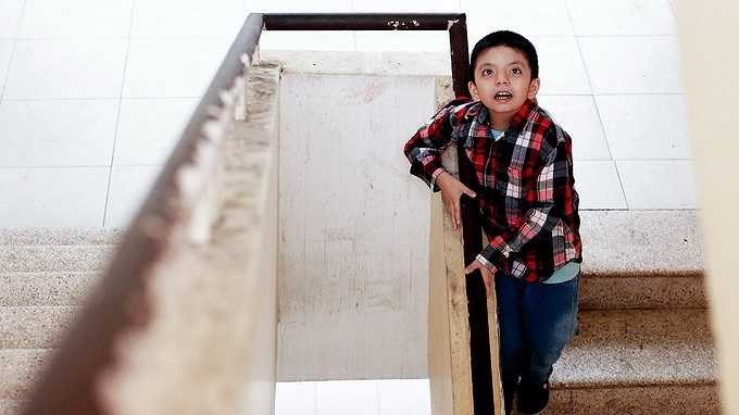 Mỗi khi rời khỏi lớp học, Nem tỏ vẻ thoải mái hơn. Theo cô giáo chủ nhiệm, Nem học khá tốt môn tiếng Anh và vẽ