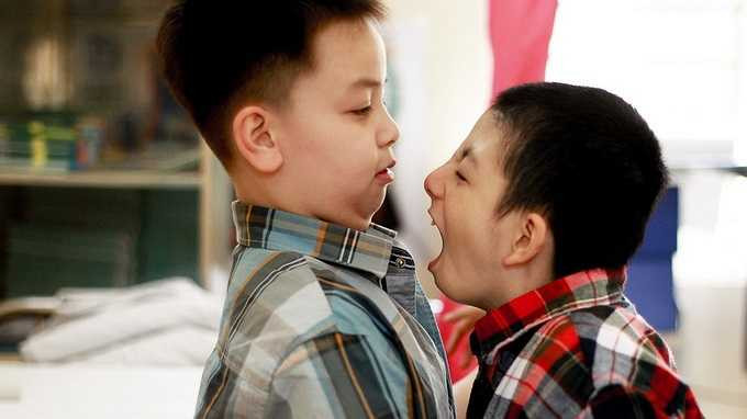 Mỗi khi Nem rời khỏi lớp, cậu bạn thân Phạm Trung Hiếu (bên trái) đều chạy theo để động viên giúp Nem bớt buồn và mệt mỏi