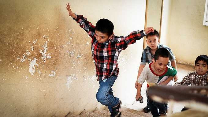 Sau khi trống vào lớp, Nem lại tự tin lên lớp cùng bạn bè. Mẹ của Nem cho biết thời gian đầu khi đến trường, Nem rất sợ tiếng trống