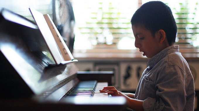 Ngoài vẽ, Nem còn rất thích chơi piano