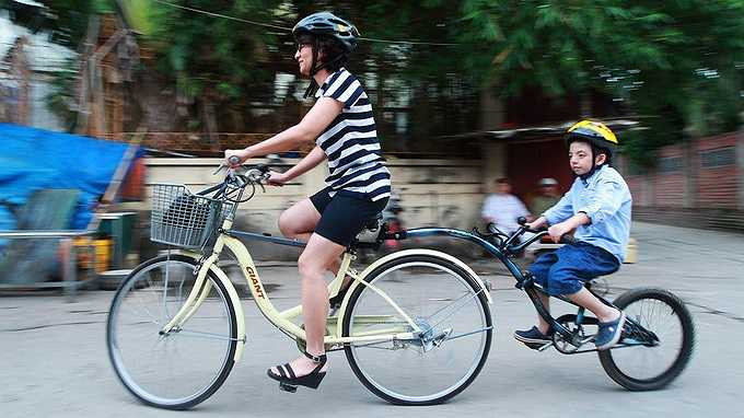 Mỗi buổi chiều Nem thường được mẹ đưa đi đạp xe để tập vận động