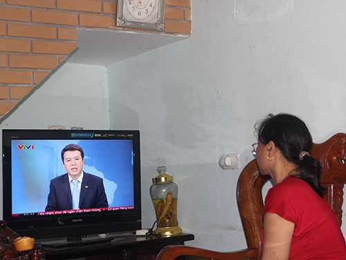 Bà Nguyễn Thị Tuất (mẹ thiếu úy Nguyễn Xuân Tuyển) hằng ngày luôn theo dõi <a href='https://vtcnews.vn/' >tin tức</a> ở vùng biển Hoàng Sa