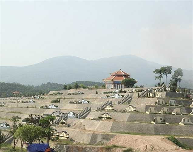 Các phần mộ ở đây được bố trí dựa trên nghiên cứu phong thủy và mô hình bát quái theo mệnh người đã khuất. Mộ tại nghĩa trang được thiết kế đa dạng từ mộ đơn, mộ đôi đến phần mộ gia tộc được bố trí trên 6 đồi: Kim, Mộc, Thủy, Hỏa, Thổ và Tượng Phật. Đồi Tượng Phật cao nhất, có địa thế đẹp nhất, được bán với giá 8-9 triệu đồng/m2 (mộ lẻ).