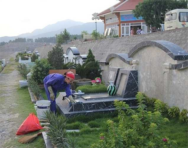 Ngoài các dịch vụ chăm sóc phần mộ tại nghĩa trang như: lau chùi, tỉa cây cảnh, thắp hương vào ngày rằm, mùng một hàng tháng, Lạc Hồng Viên còn có dịch vụ độc đáo nhất chưa từng có trên thế giới đó là dịch vụ cúng giỗ online. Sau khi thực hiện việc cúng giỗ theo đúng ngày, giờ, bộ phận dịch vụ sẽ gửi email (video và hình ảnh) cho khách hàng thông báo về kết quả triển khai gói cúng giỗ mà khách hàng đã đăng ký