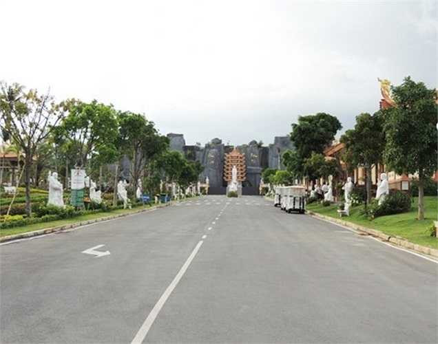 Ở Công viên nghĩa trang Vĩnh Hằng có 2 hình thức đó là an táng vĩnh viễn và cải táng. Nơi này tiếp nhận 100% số người có hộ khẩu Hà Nội. Thời điểm đầu, giá bán 1m2 ở đây là 800.000 đồng, sau này khoảng hơn 2 triệu đồng tuỳ vị trí. Theo tiêu chuẩn quy định, một mộ an táng cần diện tích khoảng 10m2, còn một mộ cải táng chỉ 3m2.