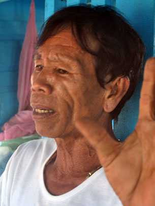 Đừng để ngư dân 'tự bơi' giữa biển cả