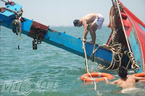 ĐNa 90152, tàu cá, ngư dân, lai dắt, bị nạn, đâm, tàu Trung Quốc