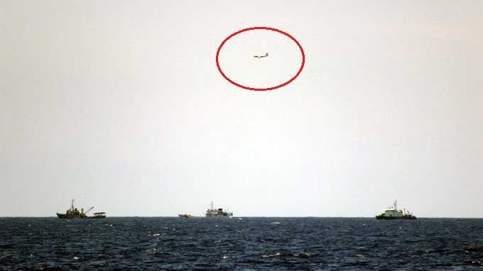 Máy bay Trung Quốc bay trên các tàu chấp pháp Việt Nam - Ảnh: My Lăng