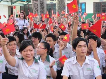 Học sinh Trường THPT Lý Tự Trọng thể hiện lòng yêu nước trong ngày tổng kết