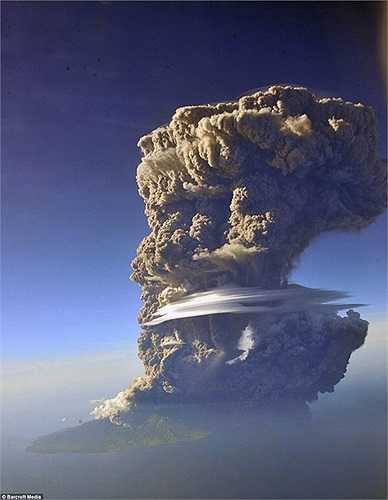 Khung cảnh đám khói bụi hình nấm nhìn từ trên không