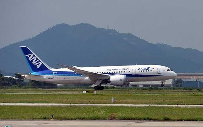 Chiếc máy bay hiện đại nhất của hãng Boeing - 787 Dreamliner xuất phát từ Haneda (Tokyo, Nhật Bản) đã hạ cánh xuống sân bay Nội Bài (Hà Nội) 12h trưa 1/6. Máy bay có chiều dài thân 57m, chiều rộng sải cánh 60m, tầm bay 14.170 đến 15.200 km tùy theo bố trí hành khách. Đây là mẫu máy bay thân rộng thứ 3 của Boeing sau 747SP và 777-200LR với sải cánh rộng hơn chiều dài thân. 