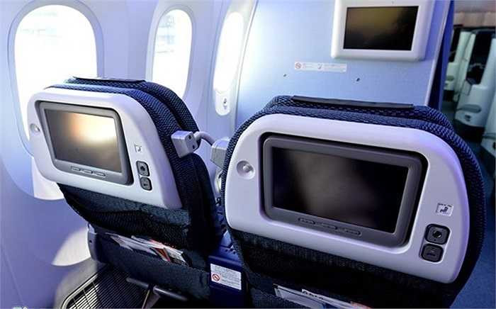 Màn hình LCD 10,6 inch ở hạng phổ thông.