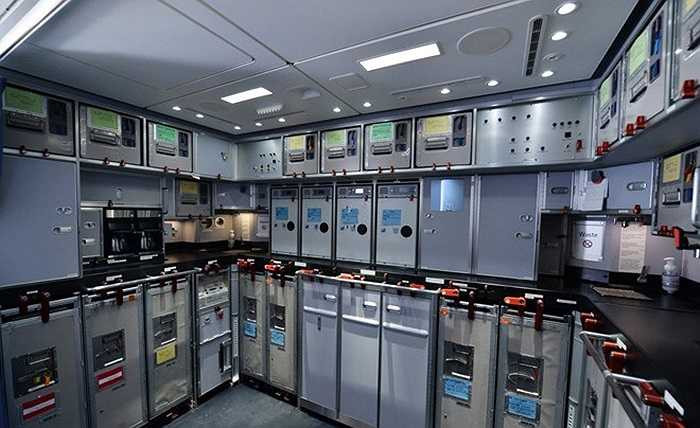 Khu vực để đồ ăn phục vụ hành khách ở sau khoang cuối.