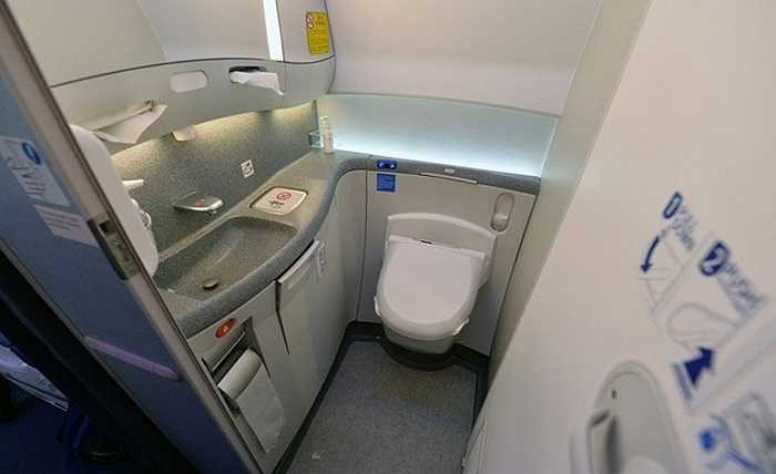 Hệ thống toilet với tất cả 5 nhà vệ sinh trải dài dọc theo từng khoang, được trang bị hệ thống xịt rửa tự động bằng nước ấm do hãng Toto, Jamco và Boeing đồng thiết kế.