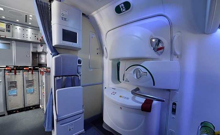 Có tổng cộng 8 cửa thoát hiểm tại các vị trí đầu, giữa và cuối máy bay.