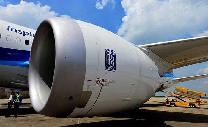 Dòng siêu máy bay này bắt đầu xuất hiện từ năm 2011. Chuyến bay thương mại đầu tiên trên thế giới là từ Narita - HongKong cũng do hãng hàng không ANA thực hiện vào ngày 26/10/2011. 