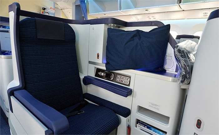 Mỗi một chỗ ngồi của khách được độc lập, ngăn cách với hàng ghế bên cạnh. Tại khoang Business Class Staggered này chỉ có 3 ghế một hàng.