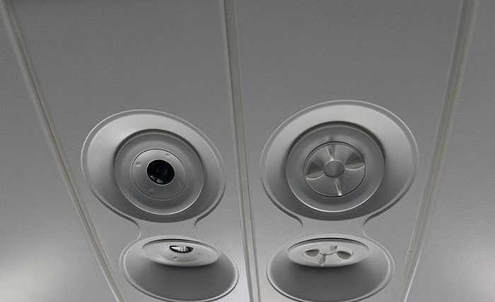 Boeing 787 có tất cả 4 lỗ thông hơi điều hòa không khí trong buồng cabin, nhiều gấp đôi so với máy bay thông thường. Nguyên vật liệu cũng là loại mới giúp tăng khả năng chống ẩm của khung máy bay, làm cho khoang khô hơn. 