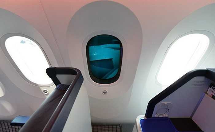 Cửa sổ làm bằng nguyên vật liệu mới, có chiều rộng 28cm, cao 47cm, lớn hơn so với các loại máy bay thông thường 1,3 lần. Điều này giúp cho khách không ngồi sát cửa cũng có thể cảm nhận được quang cảnh bên ngoài 