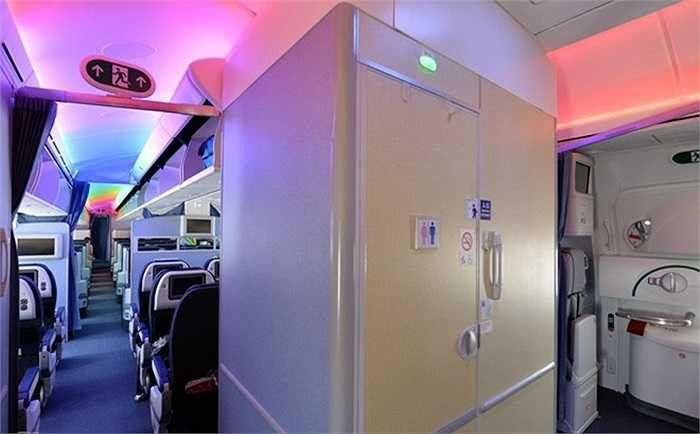 Hệ thống ánh sáng LED tạo nên một không gian sang trọng trong khoang giúp sáng hơn, tiết kiệm điện hơn và bền hơn so với đèn huỳnh quang. 