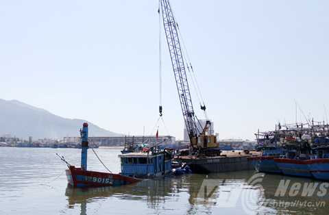 tàu cá, ĐNa 90152, trục vớt, kéo lên bờ, bị Trung Quốc, tấn công, đâm, Đà Nẵng, Việt Nam