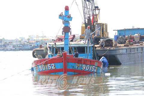 tàu cá, ĐNa 90152, trục vớt, kéo lên bờ, bị Trung Quốc, tấn công, đâm, Đà Nẵng, Việt Nam