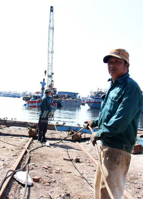 tàu cá, ĐNa 90152, trục vớt, kéo lên bờ, bị Trung Quốc, tấn công, đâm, Đà Nẵng, Việt Nam