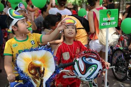 Dương Thùy Linh rạng rỡ bên con trai