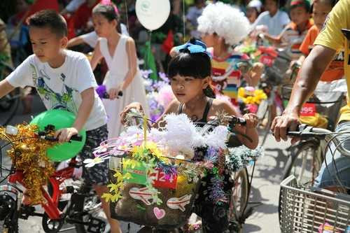 Dương Thùy Linh rạng rỡ bên con trai